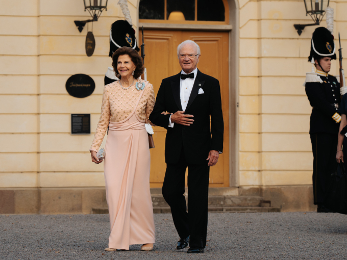 Kong Carl Gustaf og Dronning Silvia ankommer jubileumsforestillingen på Drottningholms slottsteater. Foto: Clément Morin / Kungl. Hovstaterna
